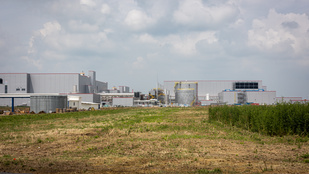 Tömeges elbocsátás az iváncsai akkumulátorgyárban, a műszak közepén küldték el a dolgozókat